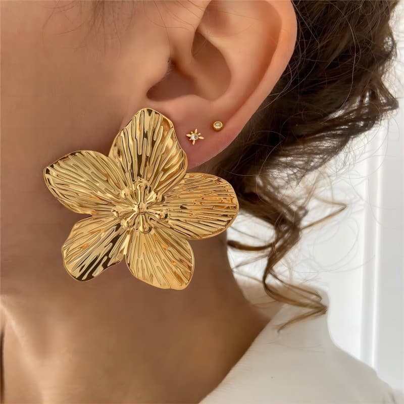 French Palace Style Non-Lustrous Retro Golden Flower Metal Earrings High-End Design Earrings Silver