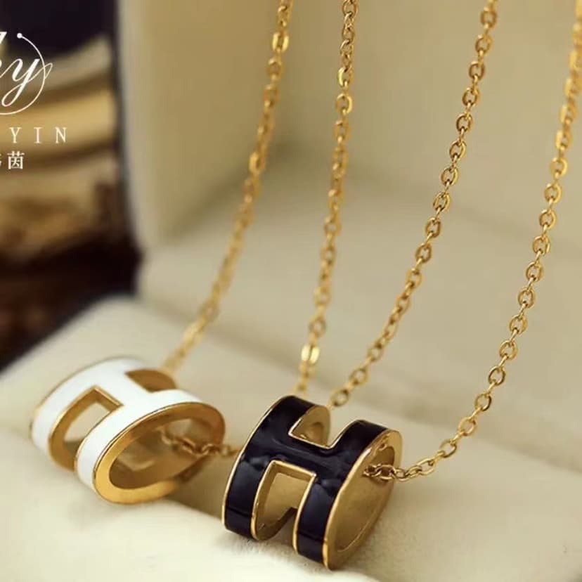 Net red high-end Korean version of the finished pendant H letter necklace women's simple temperament Joker clavicle chain jewelry wholesale