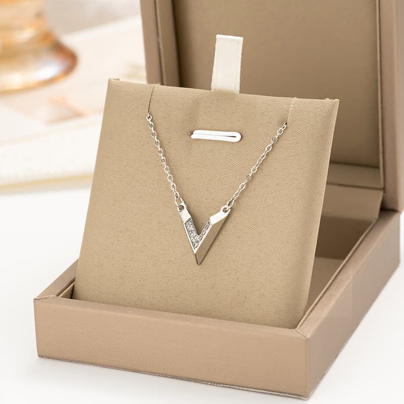 silver diamond V-shaped titanium steel necklace women's fashion simple all-match clavicle chain net red temperament light luxury jewelry wholesale