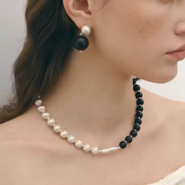Popular Spliced ​​Brushed Ebony Necklace, Versatile and Fashionable Niche Necklace, Brushed Light Luxury and High-End Clavicle Chain for Women
