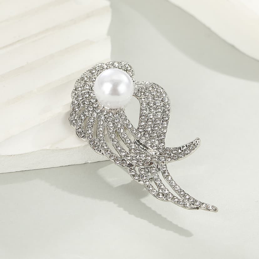 Autumn and Winter New Style Full Diamond Pearl Wing Brooch, Retro Elegant Style Corsage Brooch, Accessible Luxury Elegant Clothing Accessories