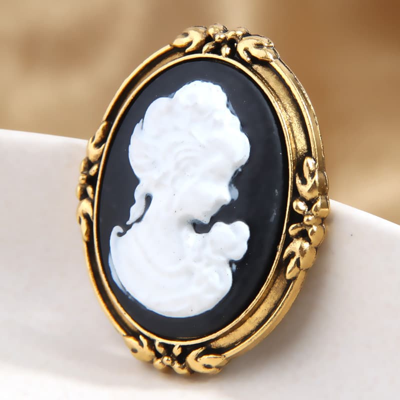 European and American Fashion Retro Ladylike Embossed Brooch with a Unique Style for Both Men and Women
